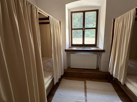 Jeden z pokoi noclegowych we wnętrzach klasztoru