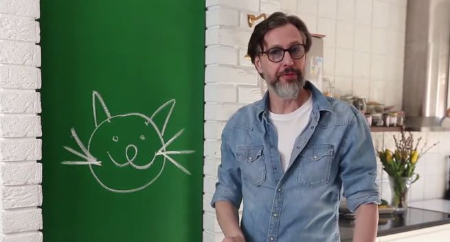 Szymon Majewski z rebusem o kotku reklamuje darmowe 10 GB w Plusie (wideo)