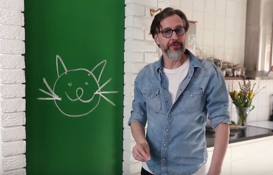Szymon Majewski z rebusem o kotku reklamuje darmowe 10 GB w Plusie (wideo)