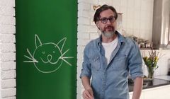 Szymon Majewski z rebusem o kotku reklamuje darmowe 10 GB w Plusie (wideo)