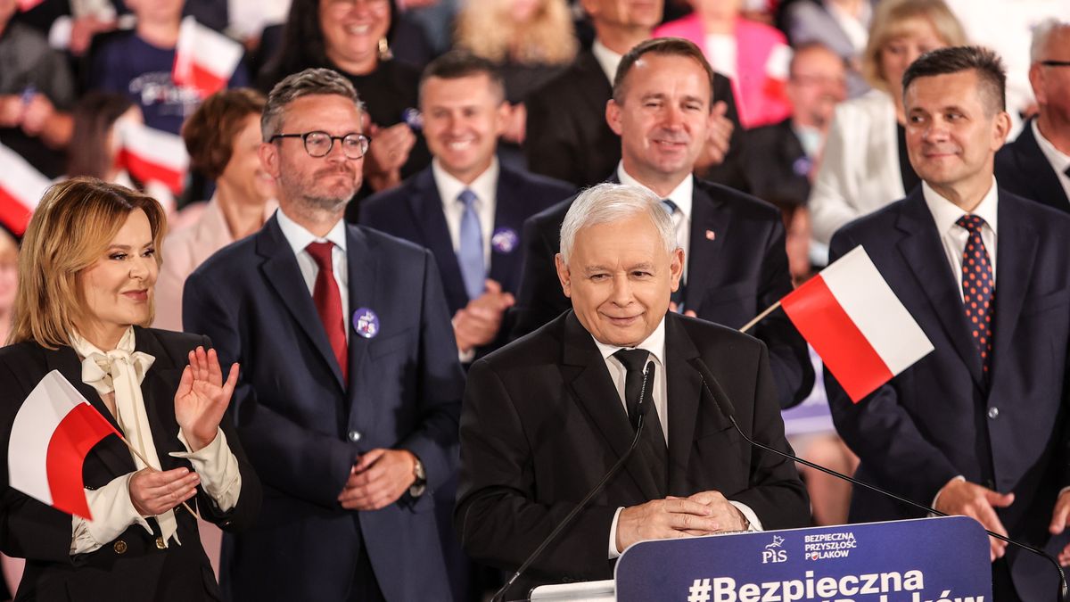 Prezes PiS Jarosław Kaczyński podczas prezentacji kandydatów partii w wyborach do parlamentu