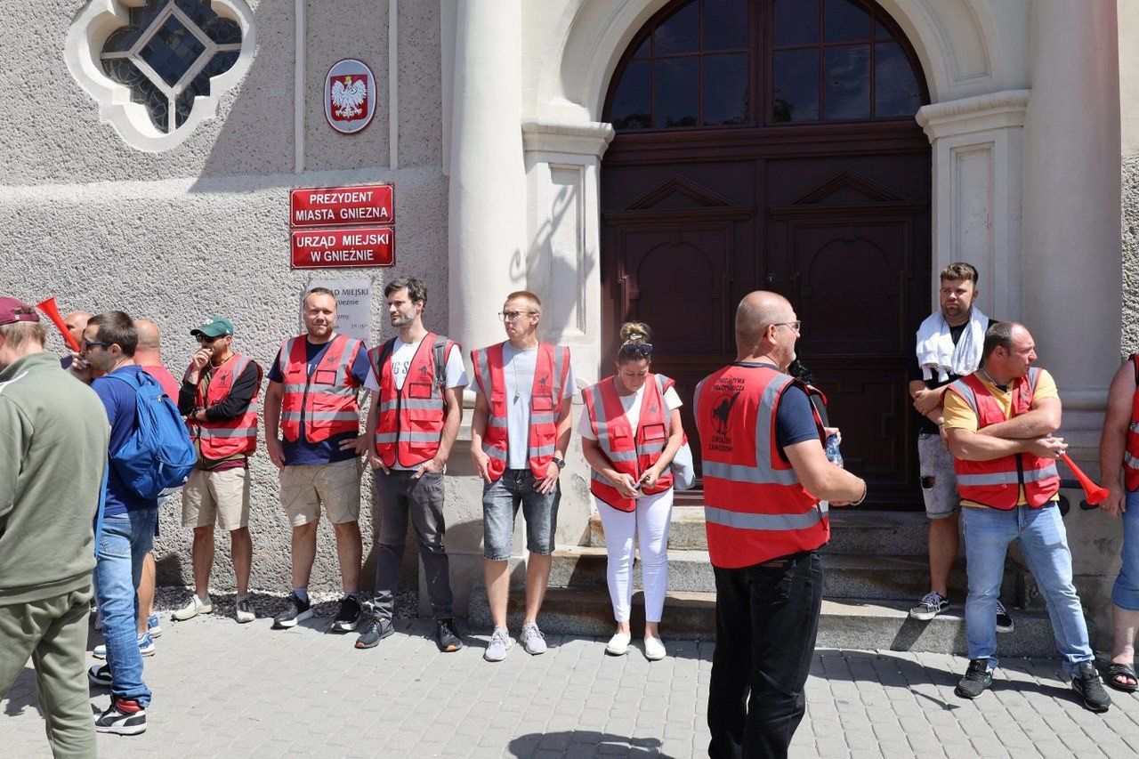 Kolejny tydzień strajku w Jeremiasie. Strajkujący poszli przed urząd miasta, zarząd: strajk jest nielegalny i nikogo nie więziono