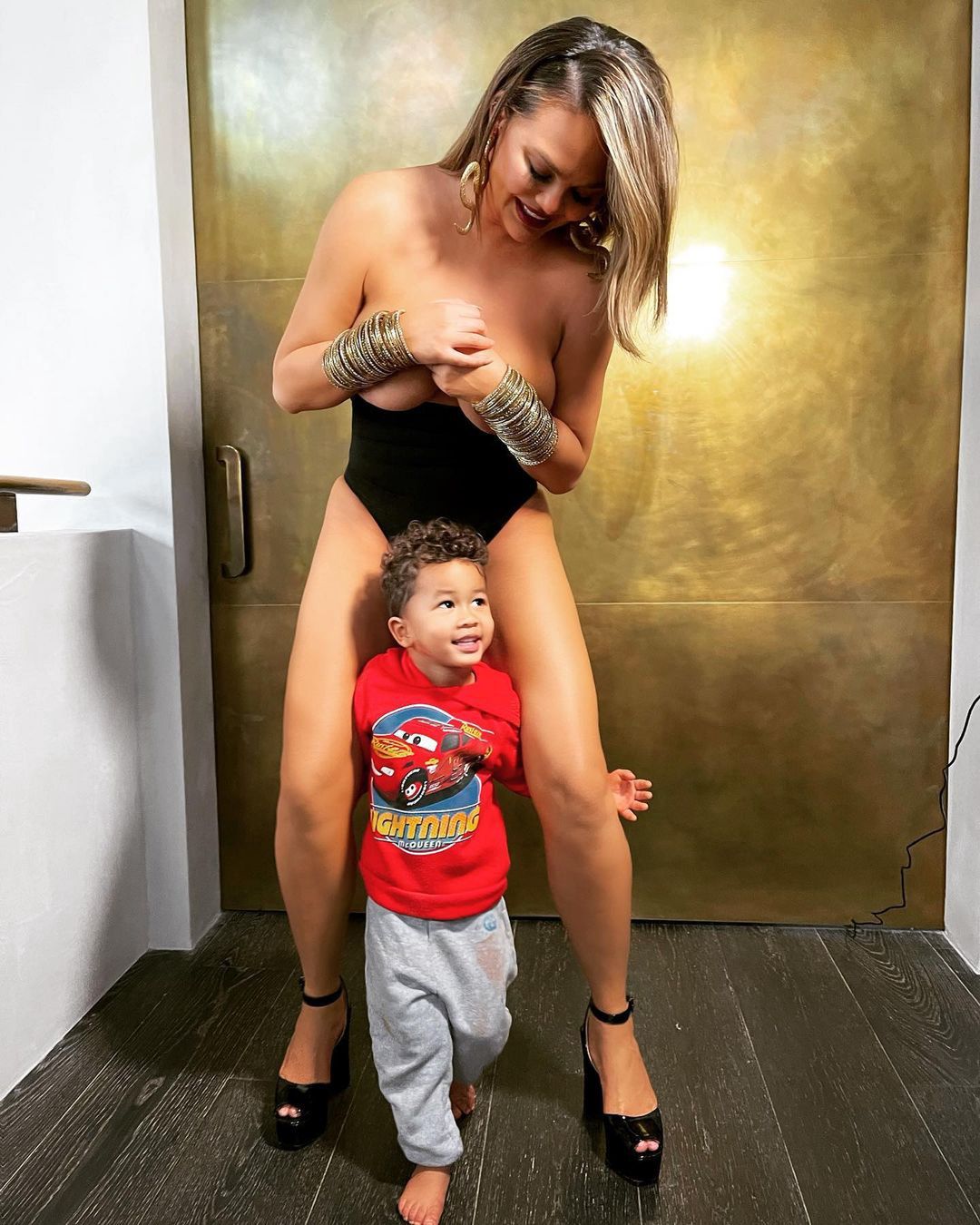 Chrissy Teigen pokazała, jak 2-latek przeszkadza jej w sesji topless
