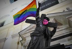 Warszawa. Surowa kara za zawieszenie tęczowej flagi. To mogą być dwa lata więzienia