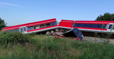 Zderzenie ciężarówki z pociągiem. Przejazd Kołbaskowo-Smolęcin zablokowany