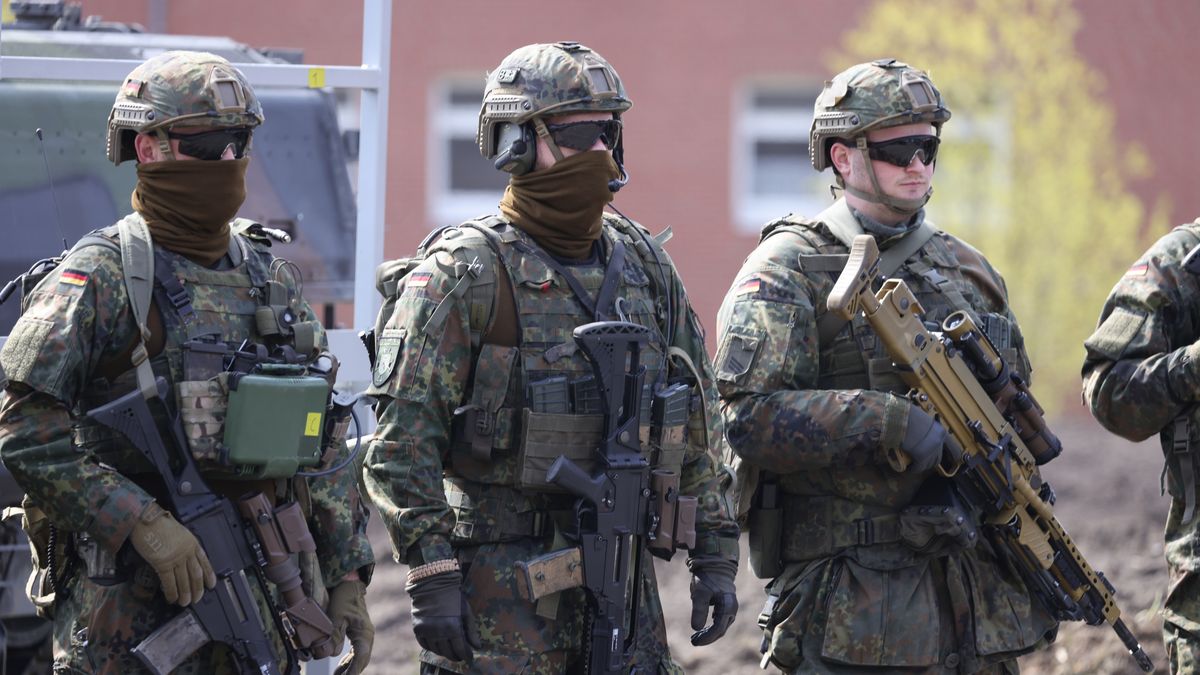 AUGUSTDORF, GERMANY - MARCH 30: Soldiers of the Bundeswehr's Panzerbrigade 21 tank brigade, equipped with  machine guns MG5 with Hensoldt Optics, G36 and others are seen during a visit on March 30, 2022 in Augustdorf, Germany. Elements of Panzerbrigade 21 have participated in Germany military foreign deployments, including in Afghanistan as well as Germany's contingent in Lithuania. The German government, which had long adhered to a bare-bones military policy, announced a radical shift following Russia's February invasion of Ukraine. The new policy includes EUR 100 billion of future military spending and an aggressive modernisation of military hardware. (Photo by Andreas Rentz/Getty Images)