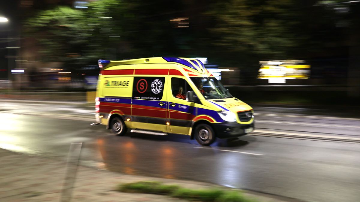 DAREK11karetka, medyczna, ratunek, wieczór, noc, syrena, pomoc, jedzie, lekarz, ratownik, inny, zawód, medyczny, pogotowie, ratunkowe, wypadek, zdarzenie, 112, pogotowie ratunkowe, niebieski, samochód, opieka, miasto, europa, szybki, pierwszy, zdrowie, opieka zdrowotna, szpital, ubezpieczenie, życie, medyczny lekarstwo, na dworze, czerwony, droga, ulica, polska, ruch drogowy, przeszczep, krew, incydent, akcja, ratunkowa