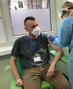 Szczepienia na COVID. Druga dawka szczepionki trafiła do pierwszych osób we Wrocławiu