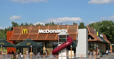 16-latka śmiertelnie pchnięta nożem w McDonald's. Kuriozalny powód