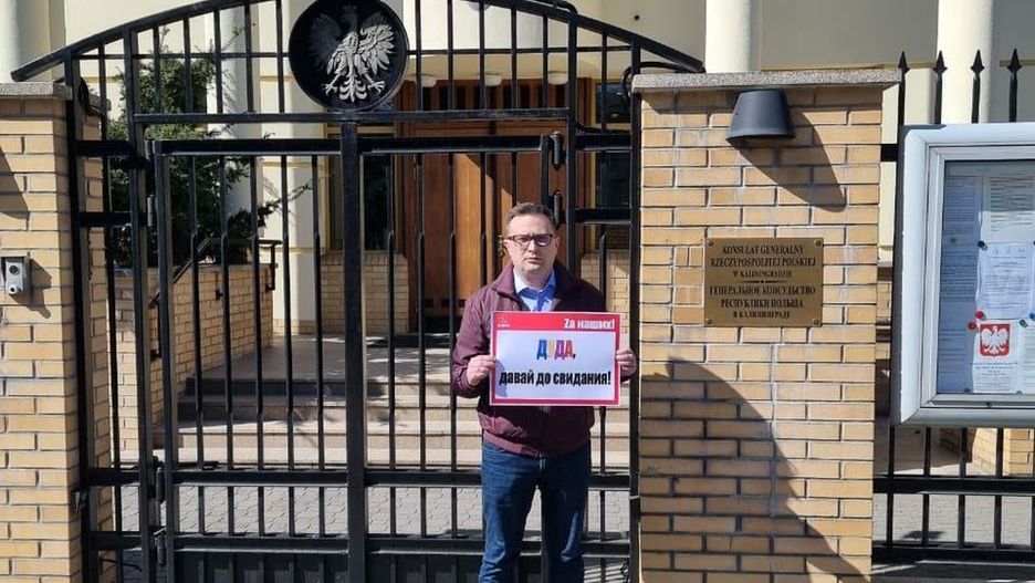 Kaliningrad. Protest pod polskim konsulatem w sprawie rzekomej rusofobii i odcięcia Rosjan od wiz