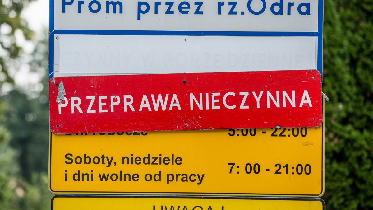 Na zdjęciu przeprawa przez Odrę zamknięta z powodu katastrofy