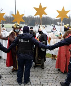 Warszawa. Happening podczas miesięcznicy smoleńskiej. Przebrali się za Trzech Króli