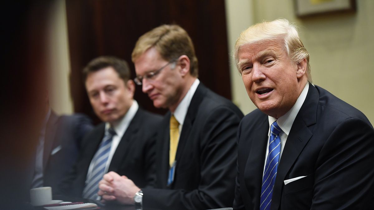 Na zdjęciu od lewej: Elon Musk, Wendell P. Weeks i Donald Trump