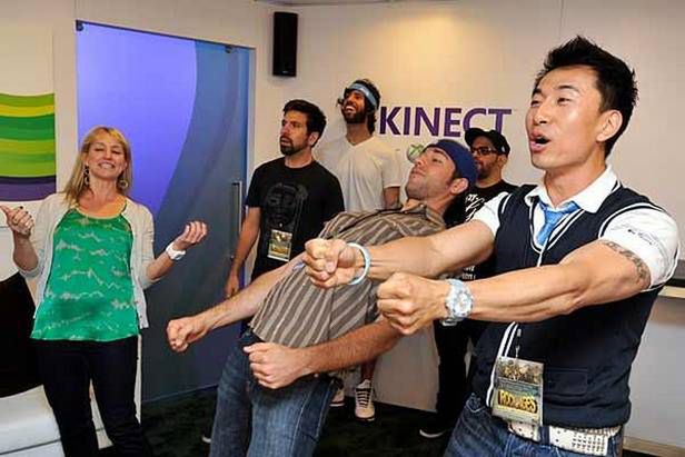 Wyglądają na zadowolonych. Jakie reklamy wyświetli im Kinect?