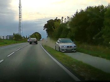 Osówiec: BMW pędziło ścieżką rowerową. 21-latek usłyszał zarzuty