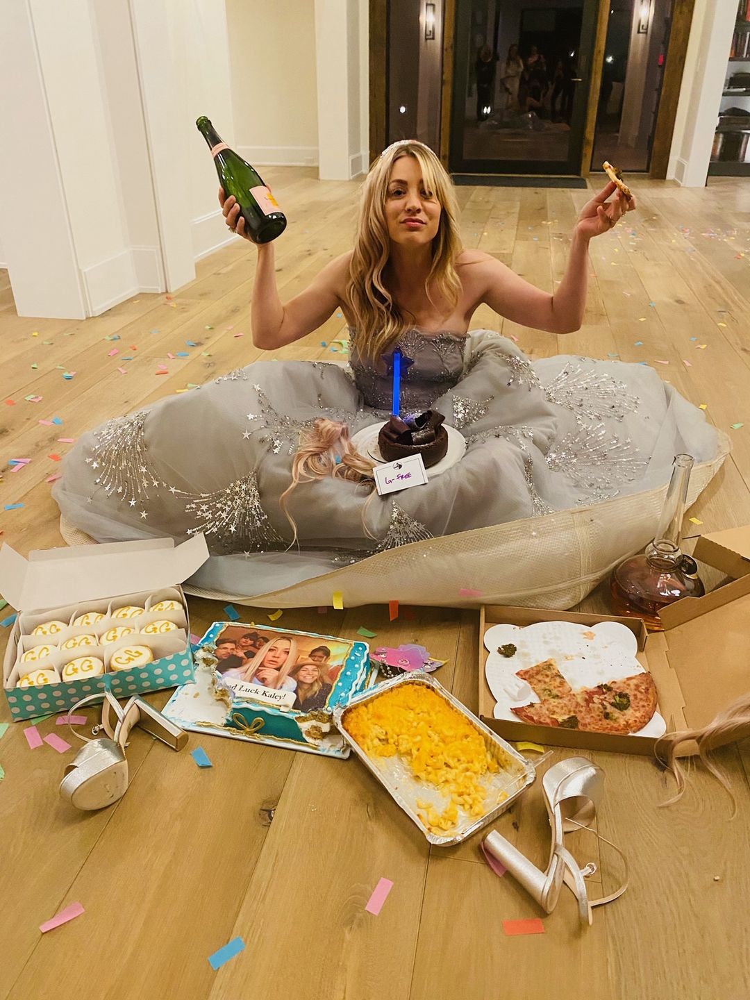 Kaley Cuoco w trakcie Złotych Globów ze swojego domu. 