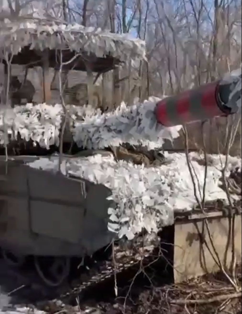 Rosyjski czołg T-72B3 po polowych modyfikacjach.