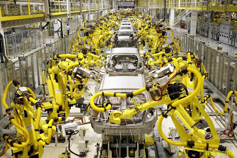 Roboty przy linii produkcyjnej