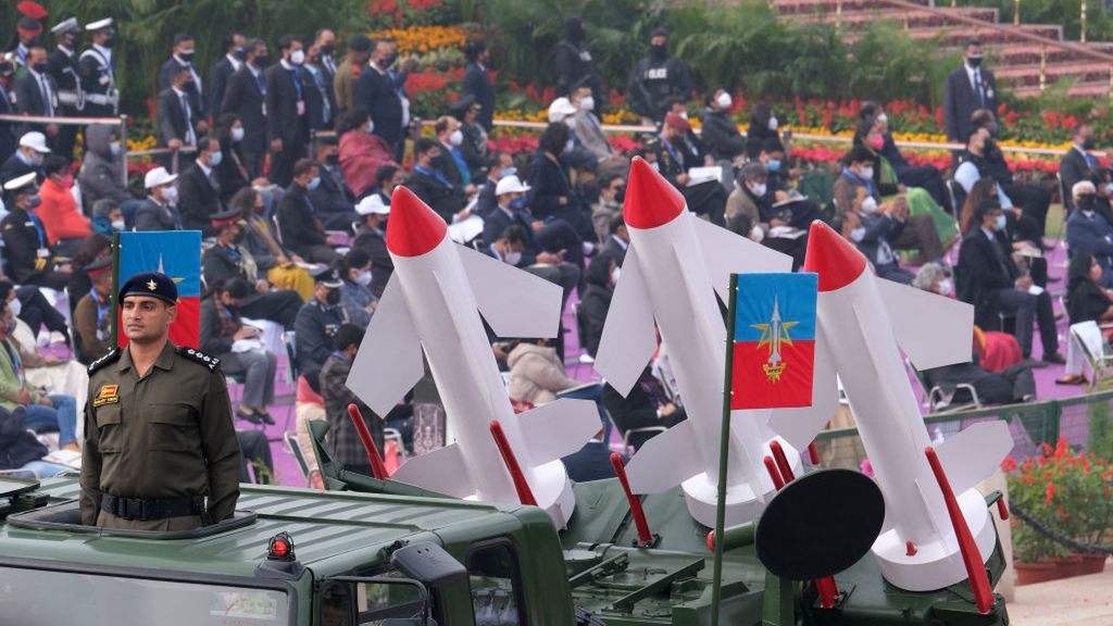 Indie zatrudniają 1,38 mln osób w swoich siłach zbrojnych i są największym importerem broni na świecie