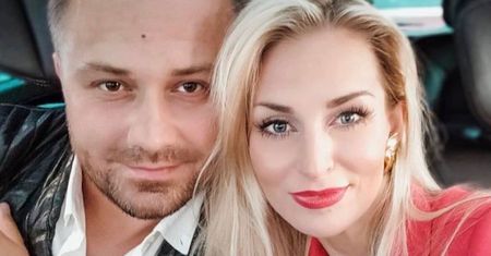 Anita i Adrian ze "Ślubu od pierwszego wejrzenia" pozują w świątecznej sesji. Fani nie ustępują: "Jakiś SMUTEK bije z tego zdjęcia" (FOTO)