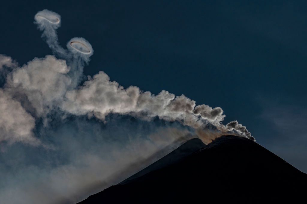 Etna plująca popiołem to także spektakularny widok