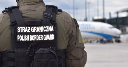 Pijani rodzice awanturowali się na lotnisku. Zamiast w Turcji "wylądowali" w izbie wytrzeźwień