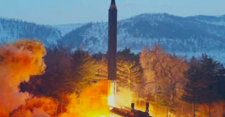 Korea Północna znów straszy świat. Rakieta balistyczna nad Japonią