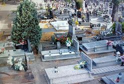 Wezwała policję na cmentarz. Usłyszeli dźwięk dzwonka zza nagrobka
