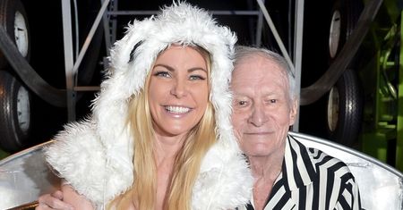 Ostatnia żona Hugh Hefnera znów żali się na ekscesy nieżyjącego już małżonka: "Musiał mieć blond włosy i WIELKIE SZTUCZNE C*CE"