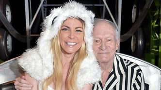 Ostatnia żona Hugh Hefnera znów żali się na ekscesy nieżyjącego już małżonka: "Musiał mieć blond włosy i WIELKIE SZTUCZNE C*CE"