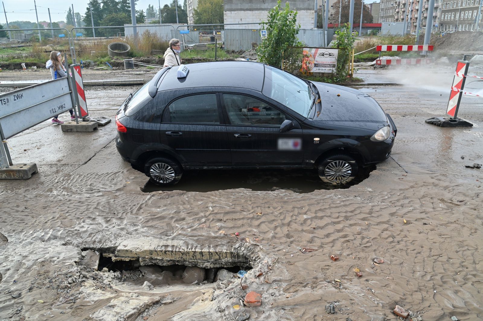 miejsce zdarzenia
Szczecin, 24.10.2023. Droga zapad�a si� pod samochodem osobowym na ulicy Smole�skiej w Szczecinie. Przyczyn� podmycia i zapadni�cia si� ulicy by�a p�kni�ta rura. (mr) PAP/Marcin Bielecki
Marcin Bielecki
droga, osobowy, osob�wka, podmycie, podmyta, samoch�d, smole�ska, ulica, zapadni�ta