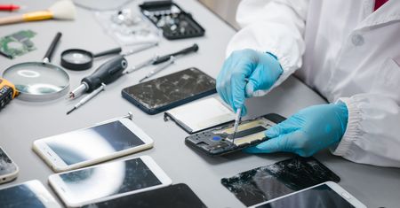 Sprzedawali używane telefony jako nowe. Śledczy odkryli gigantyczny przekręt