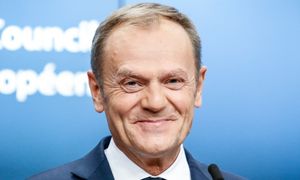 Donald Tusk pobiera TRZY EMERYTURY. Premier miesięcznie zgarnia KILKADZIESIĄT TYSIĘCY