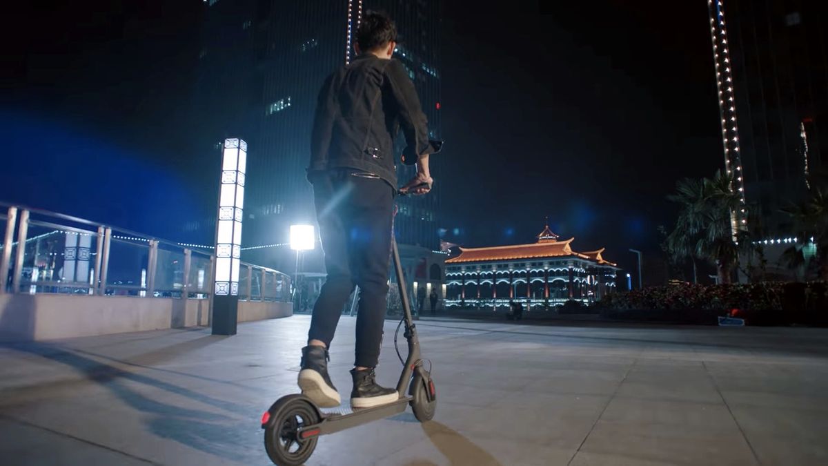 Xiaomi Mi Electric Scooter - niedroga hulajnoga elektryczna, którą połączysz ze smartfonem 1