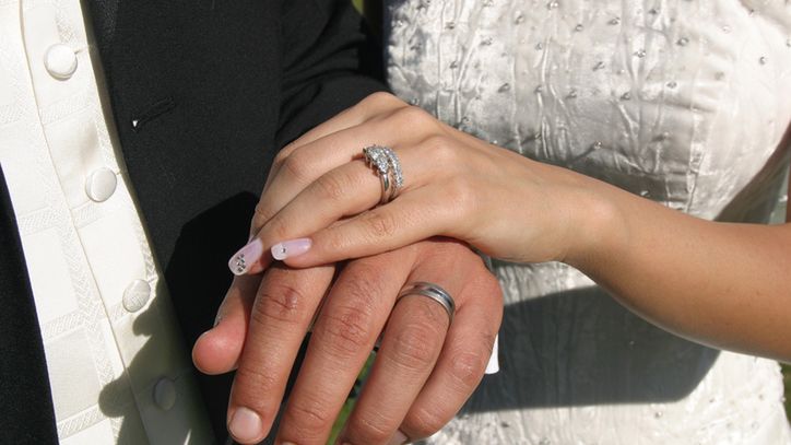 Biorą ślub z powodów finansowych. Coraz więcej takich osób