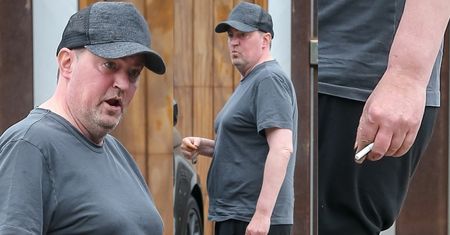 Zaniedbany Matthew Perry z papierosem w ręku spaceruje do apteki (ZDJĘCIA)