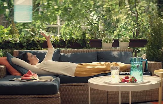 Domowy odpoczynek w wiosennej kampanii IKEA (wideo)