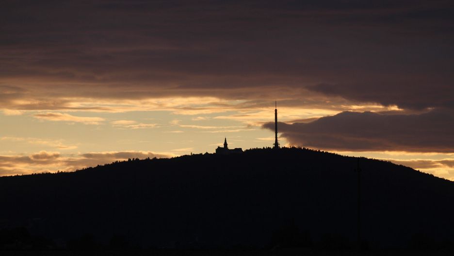 Widok na Swiety Krzyz z Nagorzyc (gmina Wasniow) o zachodzie Slonca