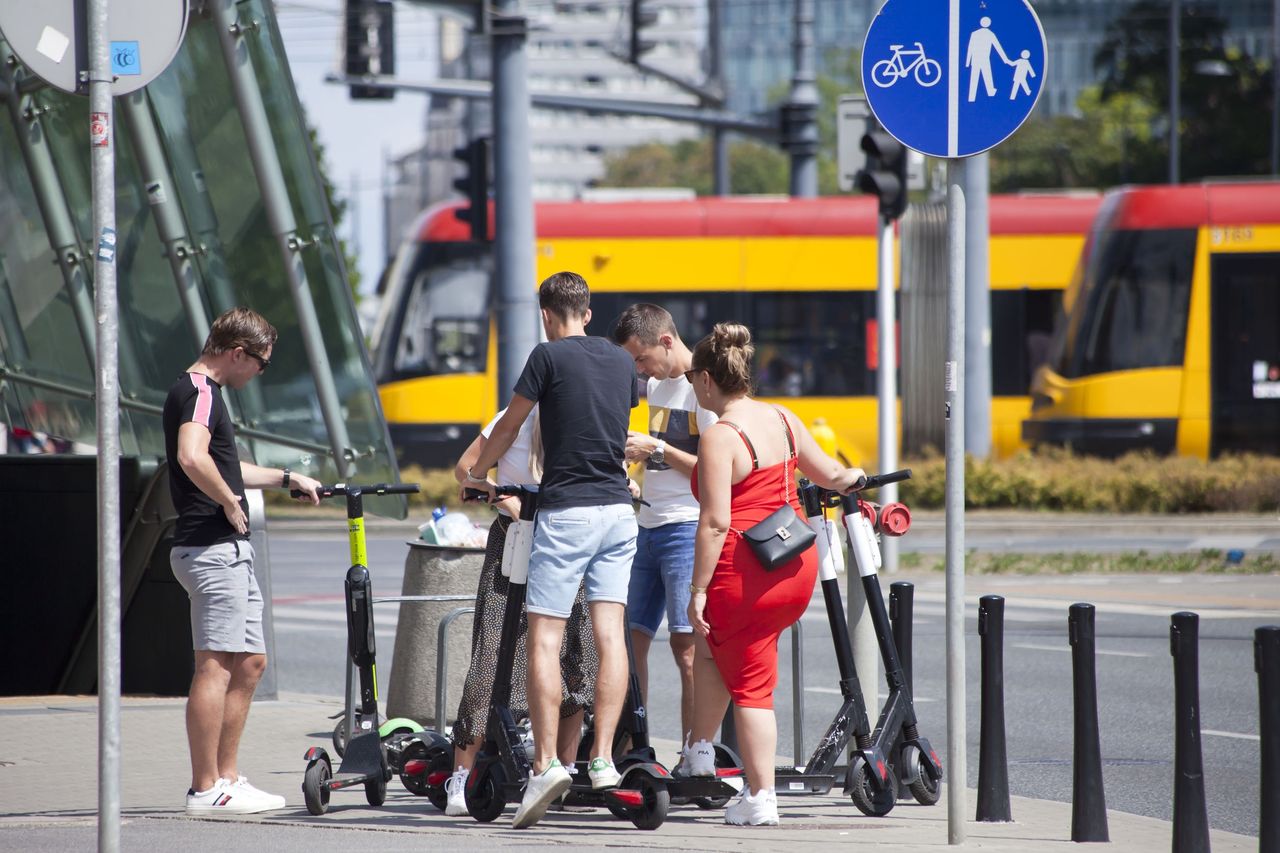 Hulajnogi. Gdzie można jeździć? Najbardziej popularne miejsca w polskich miastach