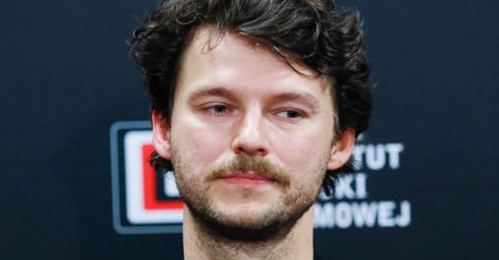 Mateusz Kościukiewicz obnaża prawdę o zarobkach aktorów: "Żyją na GŁODOWYCH PENSJACH"