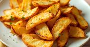 Te pieczone ziemniaczki smakują tak pysznie jak smażone na patelni. Ale nie ociekają tłuszczem i są zdrowsze