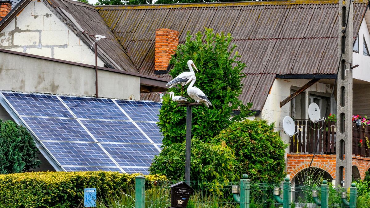 reporter_baza_2021-0812.08.2021 Kleszczow (woj lodzkie). Nazywana polskim Kuwejtem. Najbogatsza gmina w Polsce. Prawie na kazdym dachu panele sloneczne, solary, kazda drog rowna jak stol a chodniki wylozone piekna kostka. W ubieglym roku dochod na jednego mieszkanca wyniosl tam 31 tys. A w tle wsi dymi z kominow Elektrownia Belchatow, ktora korzysta ze zlokalizowanej nieopodal odkrywki wegla brunatnego. Fot. Piotr Kamionka/REPORTERPiotr Kamionka/REPORTER