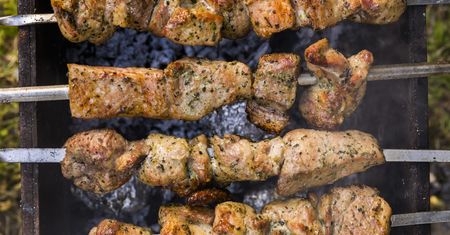 Zapycha tętnice cholesterolem. Wyniszcza jelita, serce i mózg