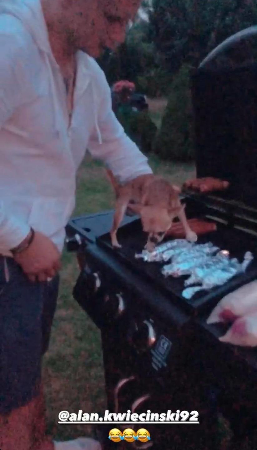 Alan Kwieciński zamyka psa na grillu