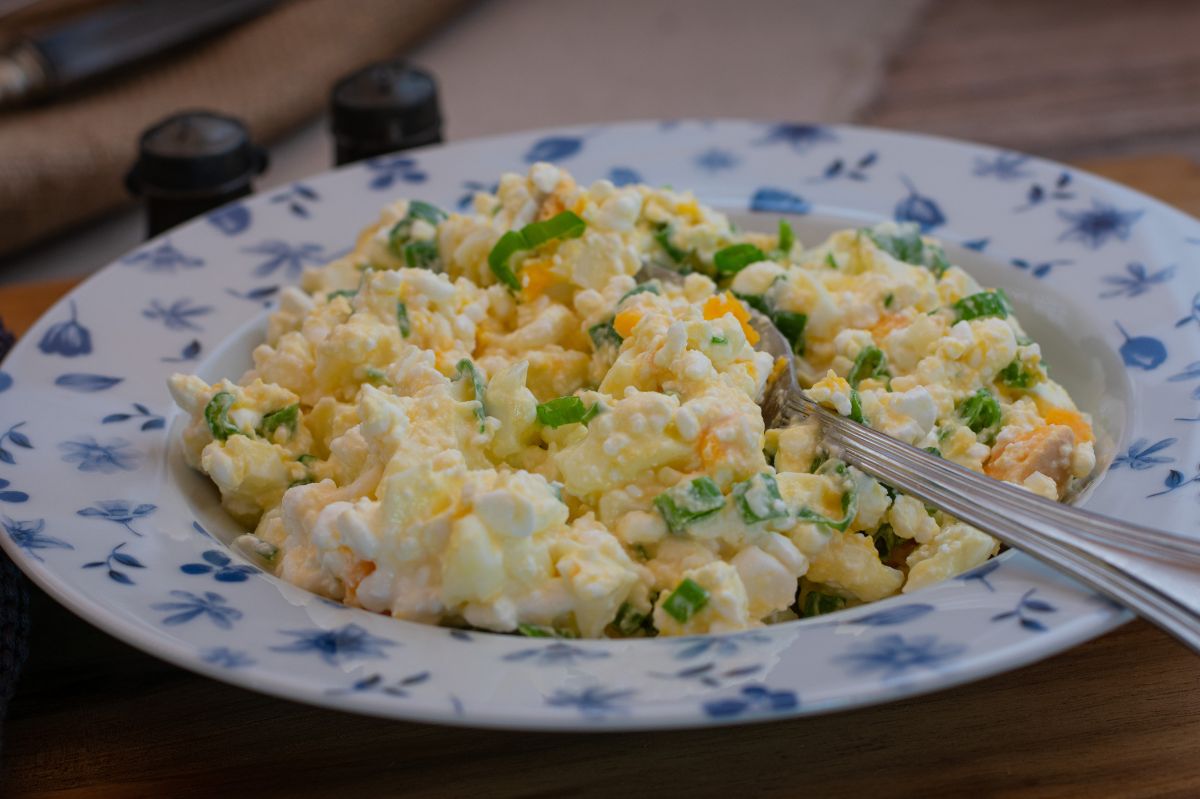 Biorę jajka i serek wiejski. Po 10 minutach mam pyszną sałatkę śniadaniową