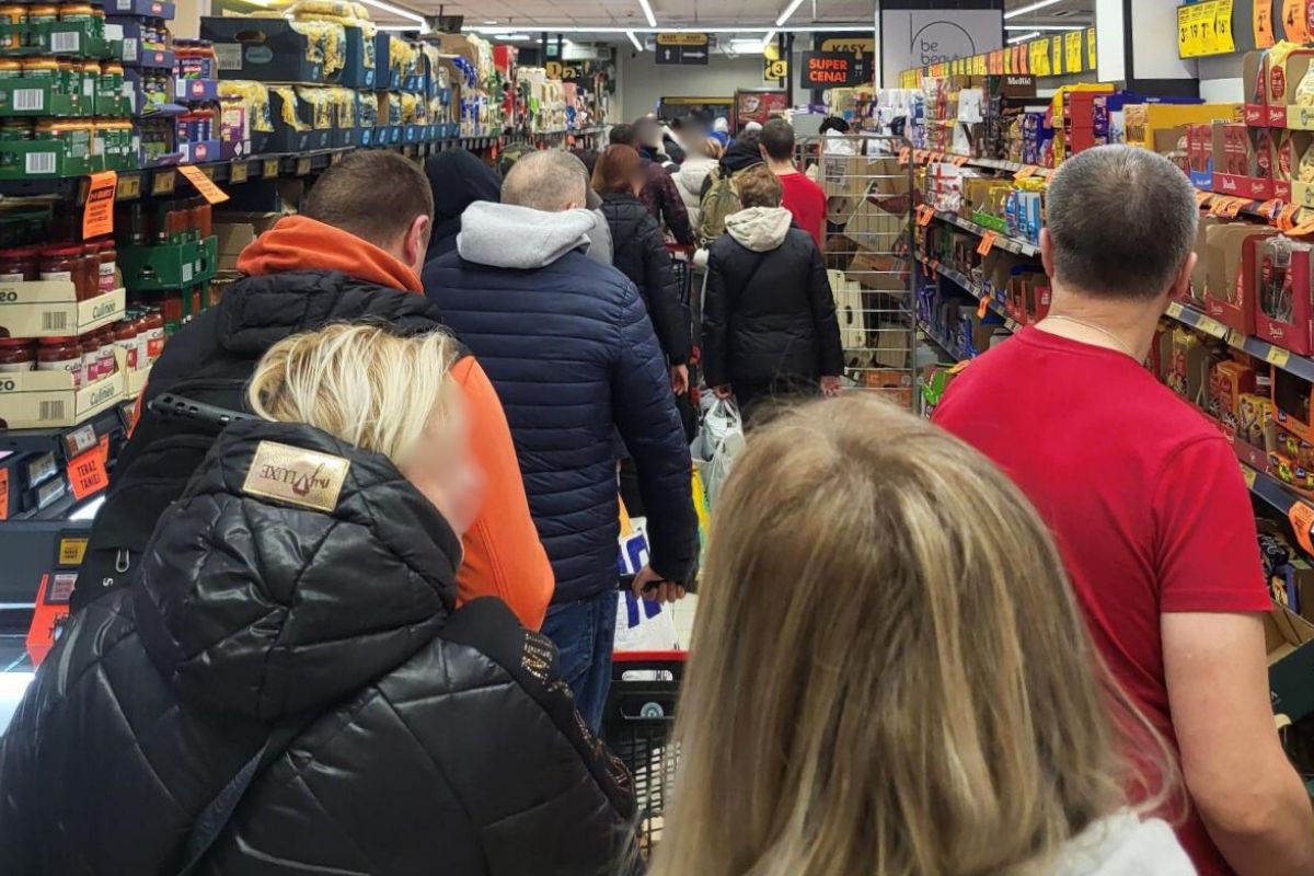 Aż zrobił zdjęcie. Polacy szturmują sklepy przed Wszystkimi Świętymi