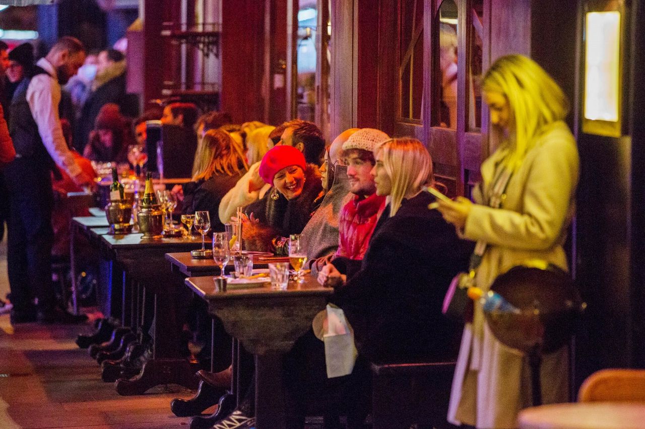 W okresie przedświatecznym, Brytyjczycy w pełni wykorzystują sobotni wieczór na Soho w centrum Londynu, pomimo wzrostu liczby zakażeń na nowa odmianę wirusa Omicron. 