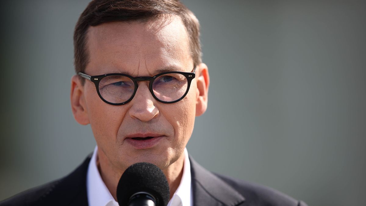 Januszkowice (woj. opolskie), 17.07.2022. Premier Mateusz Morawiecki podczas wizyty w miejscu budowy stopnia wodnego na Odrze w miejscowości Januszkowice, 17 bm. (aldg) PAP/Łukasz Gągulski