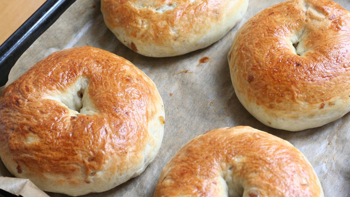 Domowe bajgle to jedno ze smaczniejszych rodzajów pieczywa