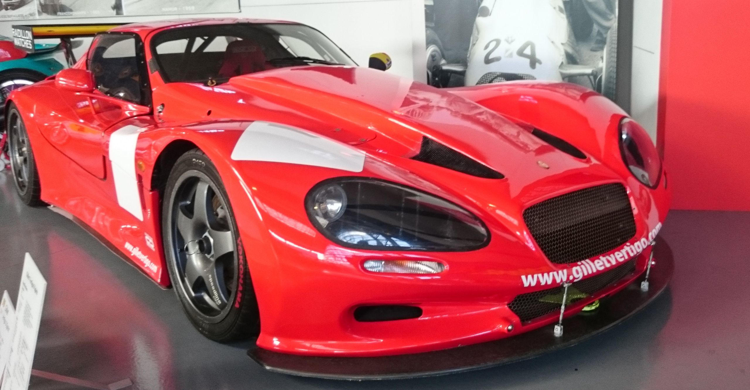 Gillet Vertigo.5 Spirit – 950kg wagi, 3.96m długości, 2.01m szerokości i 1.11m wysokości. Silnik V8 4.2l prosto z Maserati połączony z 6-biegową sekwencyjną skrzynią biegów